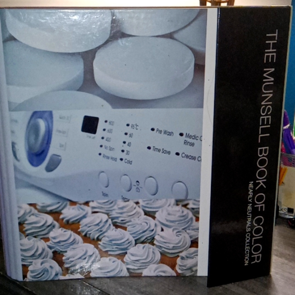 PANTONE MUNSELL NEARLY NEUTRALS BOOK OF COLOR